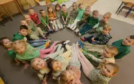 ZDJĘCIE GRUPOWE ZAJĄCZK&Oacute;W W KOLOROWYCH SKARPETACH