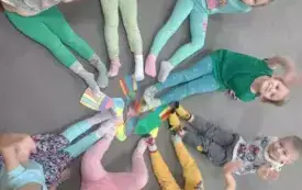 ZDJĘCIE GRUPOWE WIEWI&Oacute;REK W KOLOROWYCH SKARPETKACH