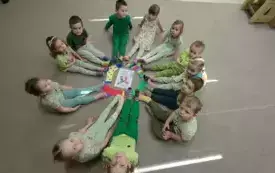 ZDJĘCIE GRUPOWE BIEDRONEK W KOLOROWYCH SKARPETACH
