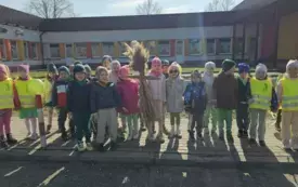 GRUPOWE ZDJĘCIE ZAJĄCZK&Oacute;W Z MARZANNĄ