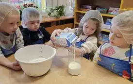 Dzieci wyrabiają ciasto