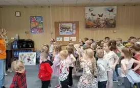 Dzieci biorą udział we wsp&oacute;lnej zabawie ruchowej