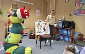 Dzieci uczą się jak dbać o książki