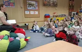Dzieci wysłuchują czytanych wierszy