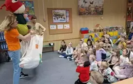 Z worka z niespodzianką wyłania się stonoga Jadzia