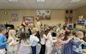 Dzieci biorą udział we wsp&oacute;lnej zabawie ruchowej