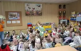 Dzieci biorą udział we wsp&oacute;lnej zabawie ruchowej