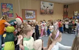 Dzieci biorą udział we wsp&oacute;lnej zabawie ruchowej