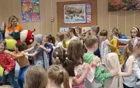 Dzieci biorą udział we wsp&oacute;lnej zabawie ruchowej