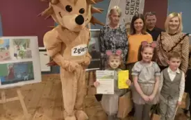 DUMNI RODZICE ORAZ WYCHOWAWCZYNI NA WSP&Oacute;LNYM ZDJĘCIU ZE ZWYCIĘZCAMI I ZGIERKIM JEŻEM