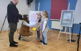ZWYCIĘZCY MAŁYCH FORM TEATRALNYCH W KONKURSKIE TURNIEJ BAJOWYCH STROF UDZIELAJĄ WYWIADU