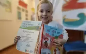 OKTAWIA Z GRUPY BIEDRONKI Z DUMĄ PREZENTUJE NAGRODY