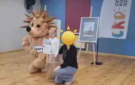 OKTAWIA Z GRUPY BIEDRONKI POZUJE DO ZDJĘCIA ZE ZGIERSKIM JEŻEM