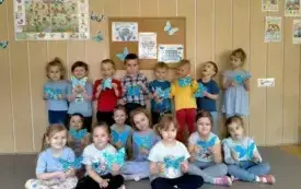 WIEWI&Oacute;RKI NA ZDJĘCIU GRUPOWYM. DZIECI PREZENTUJĄ NIEBIESKIE MOTYLKI