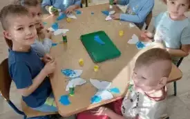WIEWI&Oacute;RKI WYKLEJAJĄ PAPIEREM KOLOROWYM SZBLON MOTYLKA