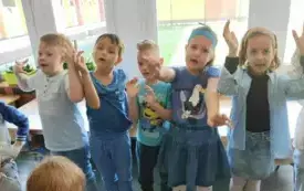 DZIECI ŚPIEWAJĄ PIOSENKĘ