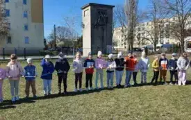 SŁONECZKA NA ZNAK SOLIDARNOŚCI Z OSOBAMI AUTYSTYCZNYMI UTWORZYŁY KOŁO, TRZYMAJĄC W RĘKACH NIEBIESKĄ WSTĄŻKĘ