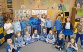 ZAJĄCZKI PREZENTUJĄ PRACĘ PLASTYCZNĄ-NIEBIESKIE SERCE WYKLEJONE BIBUŁĄ