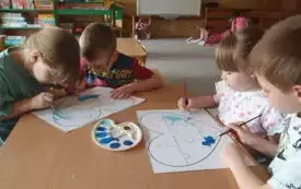 SŁONECZKA WYKONUJĄ PRACĘ PLASTYCZNĄ