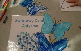 PRACA PLASTYCZNA-NIEBIESKIE MOTYLKI