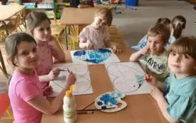 SŁONECZKA MALUJĄ NIEBIESKĄ FARBĄ SERDUSZKO
