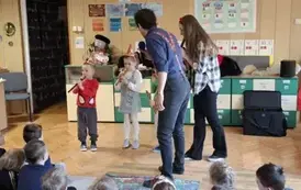 Dzieci grają na fletach 