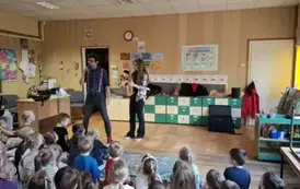Dzieci słuchają audycji muzycznych w wykonaniu prowadzących