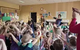 Dzieci tańczą do granej muzyki