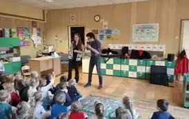 Dzieci słuchają audycji muzycznych w wykonaniu prowadzących