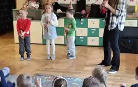 Dzieci grają na fletach 