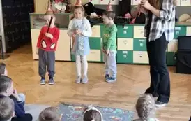 Dzieci grają na fletach 