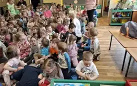 Dzieci słuchają o pracy leśniczego