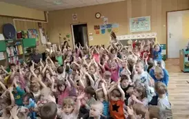 Dzieci słuchają o pracy leśniczego