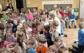 Dzieci słuchają o pracy leśniczego