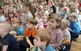 Dzieci słuchają o pracy leśniczego
