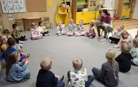 Dzieci słuchają czytanek o Polsce