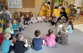 Dzieci słuchają czytanek o Polsce