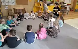 Dzieci słuchają czytanek o Polsce