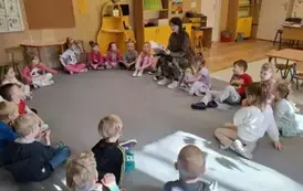 Dzieci słuchają czytanek o Polsce