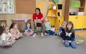 Dzieci słuchają czytanek o Polsce