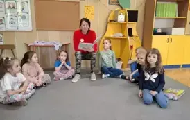 Dzieci słuchają czytanek o Polsce