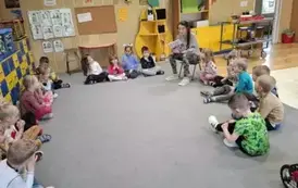 Dzieci słuchają ciekawostek o Polsce