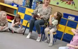 Mama Oli czyta dzieciom