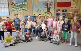 Grupa pozuje do wsp&oacute;lnego zdjęcia
