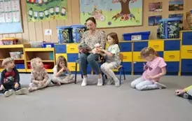 Mama Oli czyta dzieciom