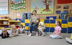 Mama Oli czyta dzieciom