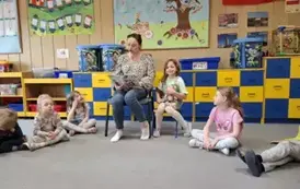Mama Oli czyta dzieciom