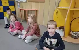 Dzieci słuchają czytanej bajki
