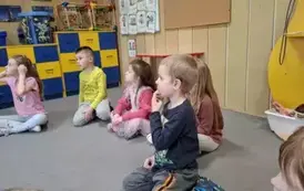 Dzieci słuchają czytanej bajki
