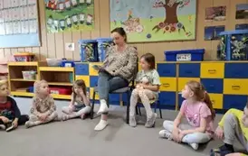 Mama Oli czyta dzieciom